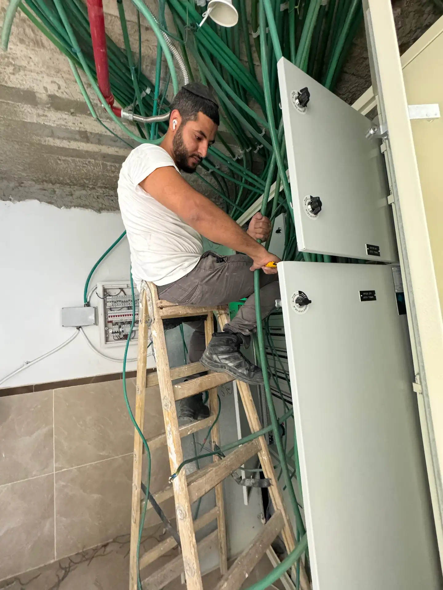קצת עליי || משה חשמלאי