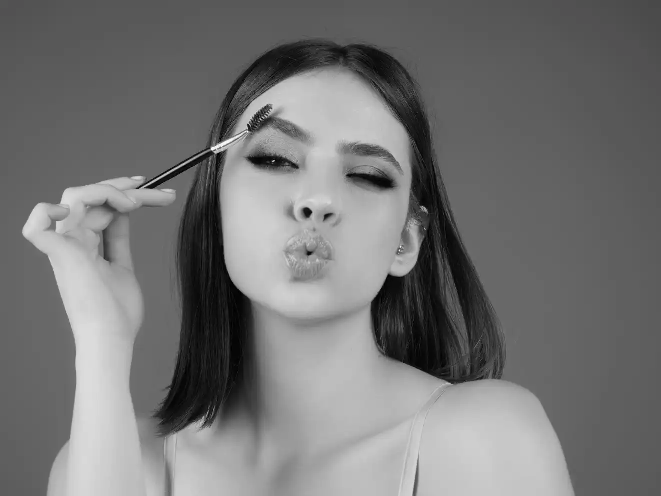 עיצוב גבות חוט, שעווה, פינצטה וצבע