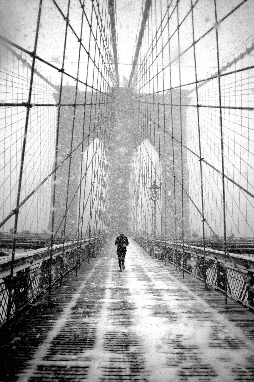 Fotografie New York Walker in Blizzard - Brooklyn Bridge, Martin Froyda, (26.7 x 40 cm)