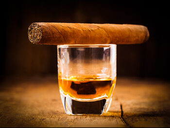 Umělecká fotografie Cigar and Whiskey Vintage Zigarre Scotch