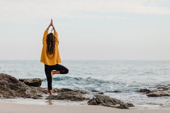 Konstfotografering practicing yoga at beach