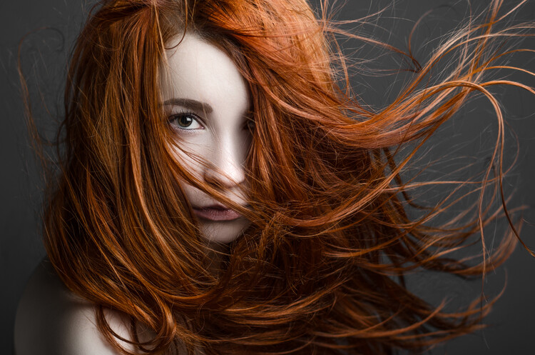 Photo Hairdresser's scissors with comb and strand of blonde hair on grey  background