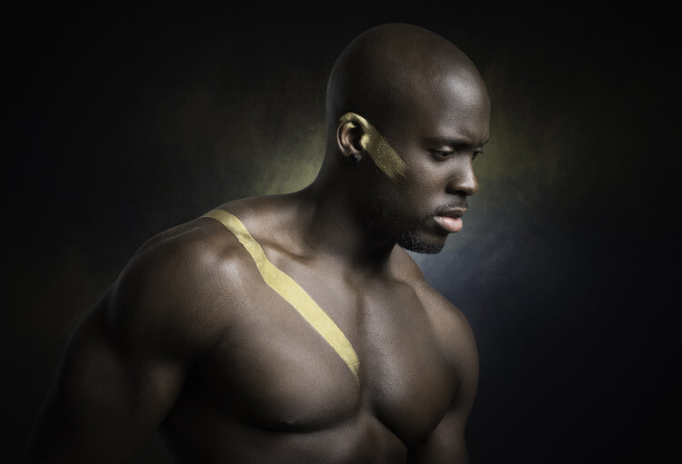 Photo healthy muscular man with his arms stretched out isolated