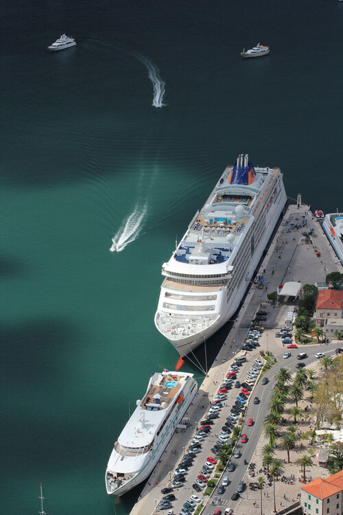 Valokuvataide ships in port