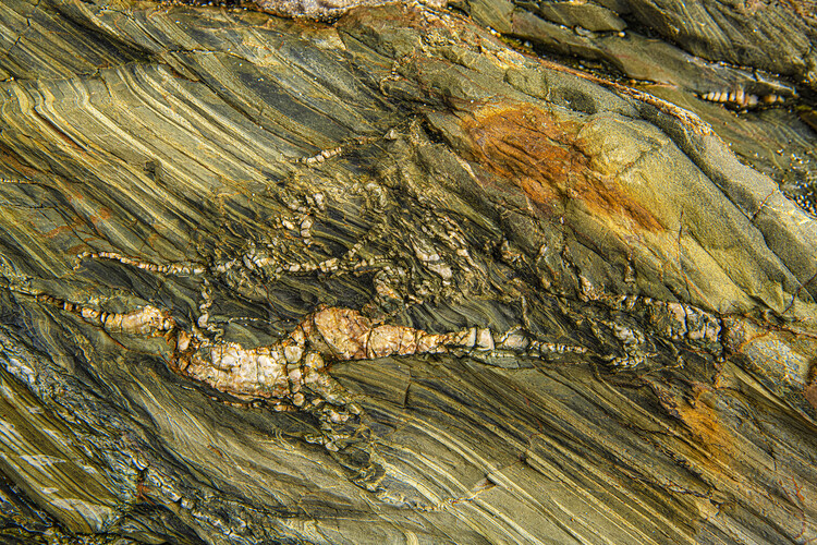 Papier peint stones ,Million years between the tides Quartz Veins