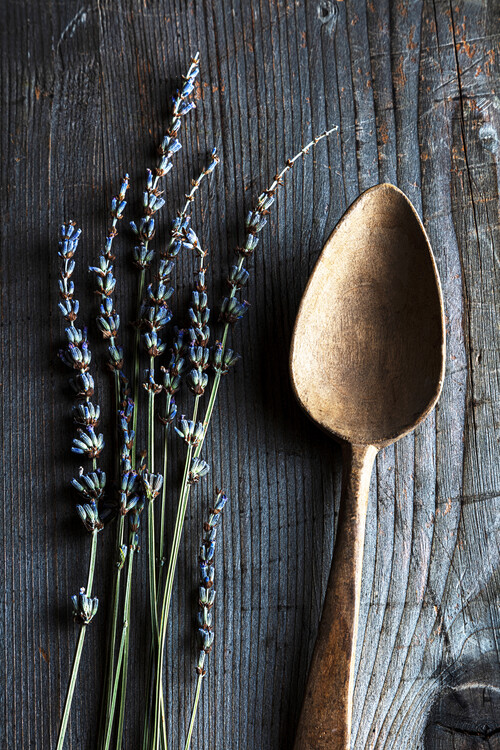 Konstfotografering old wooden spoon with lavender on wood table