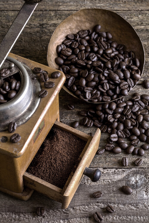 Fotografia artystyczna old coffee grinder with coffee beans
