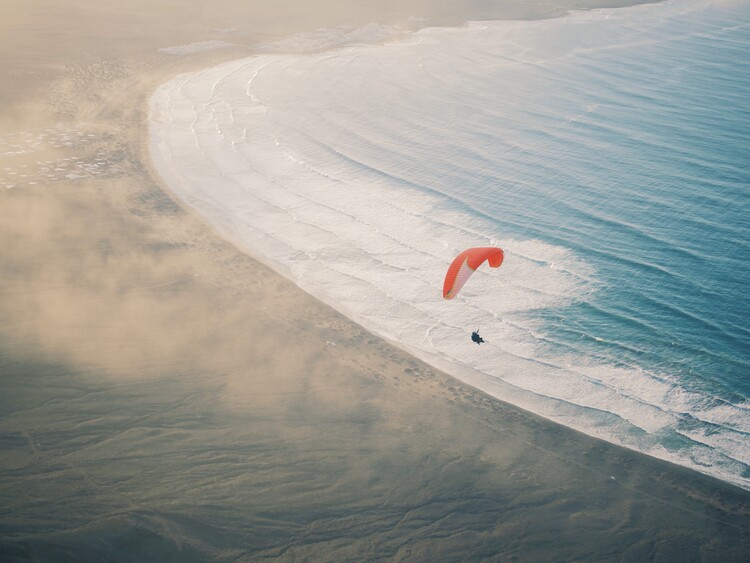 Fotografie de artă Paragliding above ocean