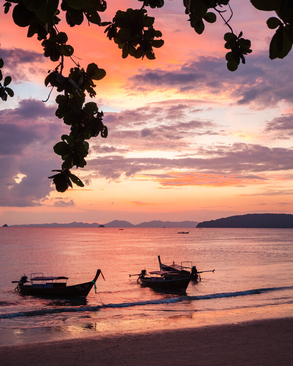 Photographie artistique Beach sunset with boats