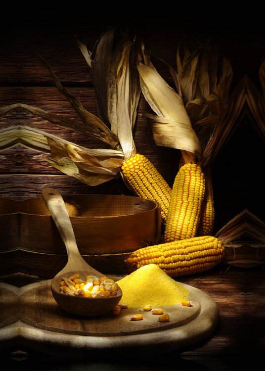 Fotografia artistica Corns on the cobs on a wooden tabel