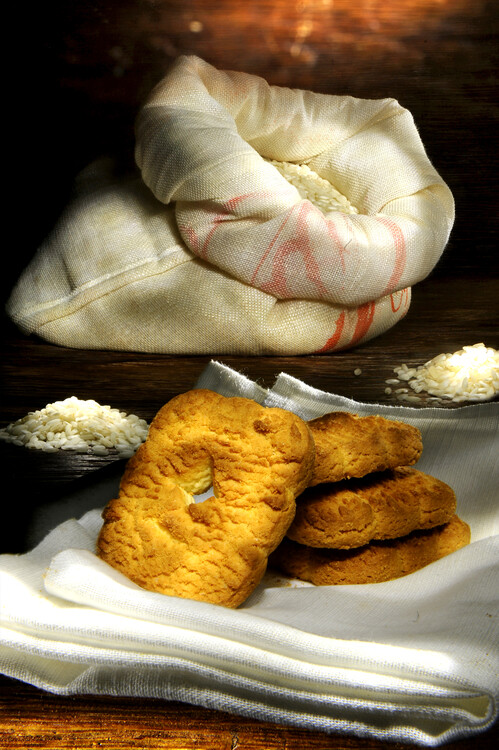 Художествена фотография Rice cookies on a wooden table