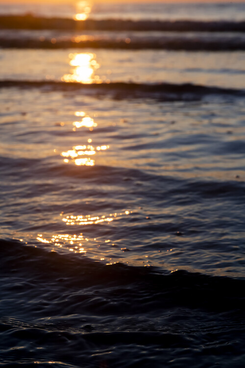 Művészeti fotózás Blue sea with rolling waves and a sunset