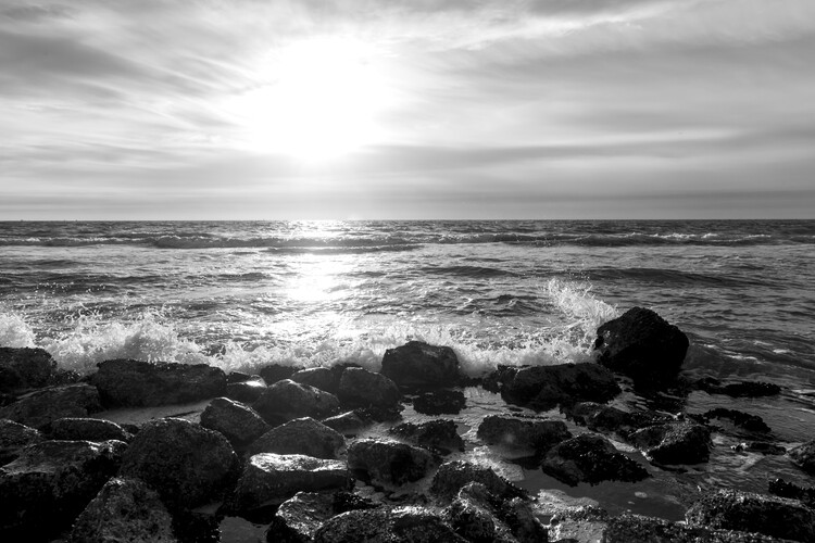 Művészeti fotózás black and white,  beach with high waves