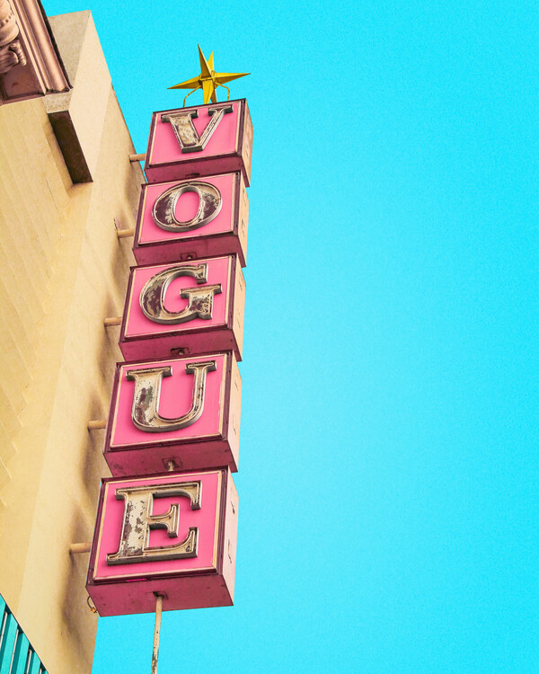 Fotografie Vogue Theatre Sign in Hollywood, Tom Windeknecht, 30x40 cm