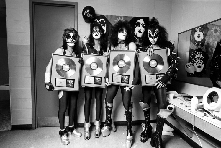 Kiss Posters & Wall Art Prints | Buy Online at EuroPosters Kiss Posters & Wall Art Prints | Buy Online at EuroPosters