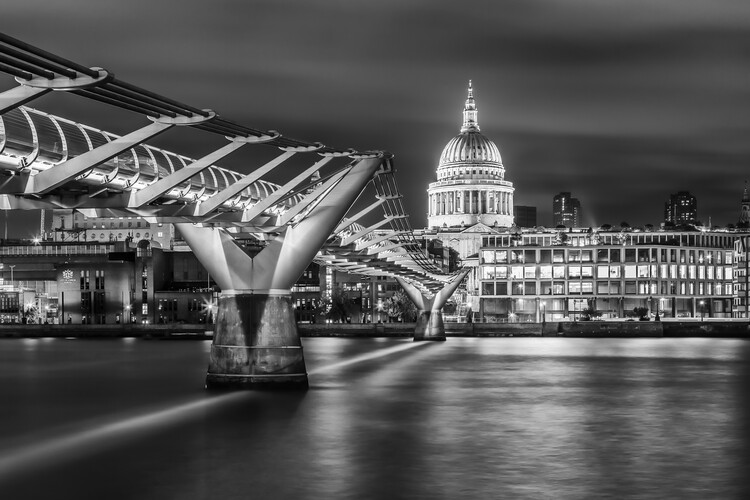 Plakát LONDON St. Paul's in the glow of lights - monochrome