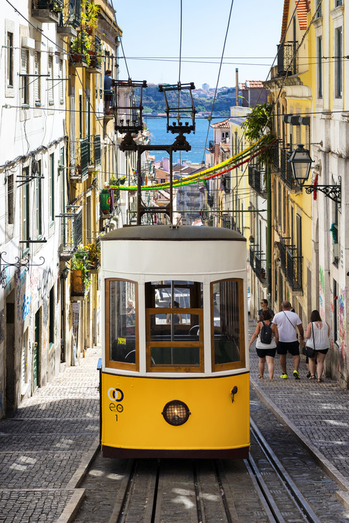 Tram Rouge Sur Fond Jaune. Jouet Pour Enfants. Concept De