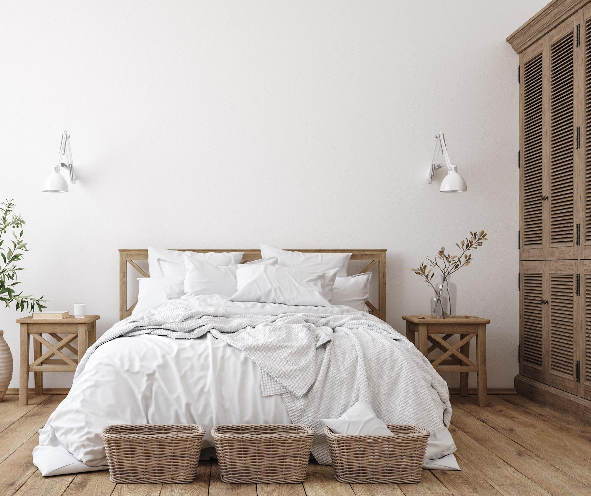 Drevená manželská posteľ v škandinávskej spálni