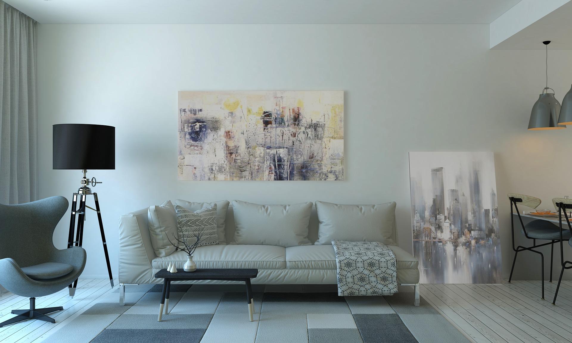 Obývačka s bielou pohovkou a modernými obrazmi