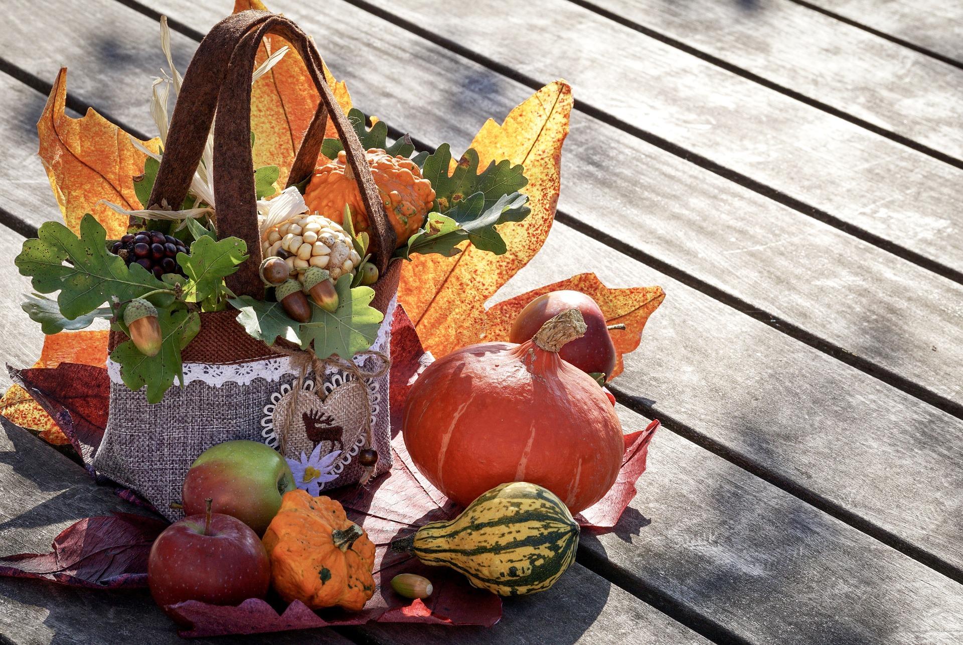 Farebná jesenná dekorácia z prírodnín na terase