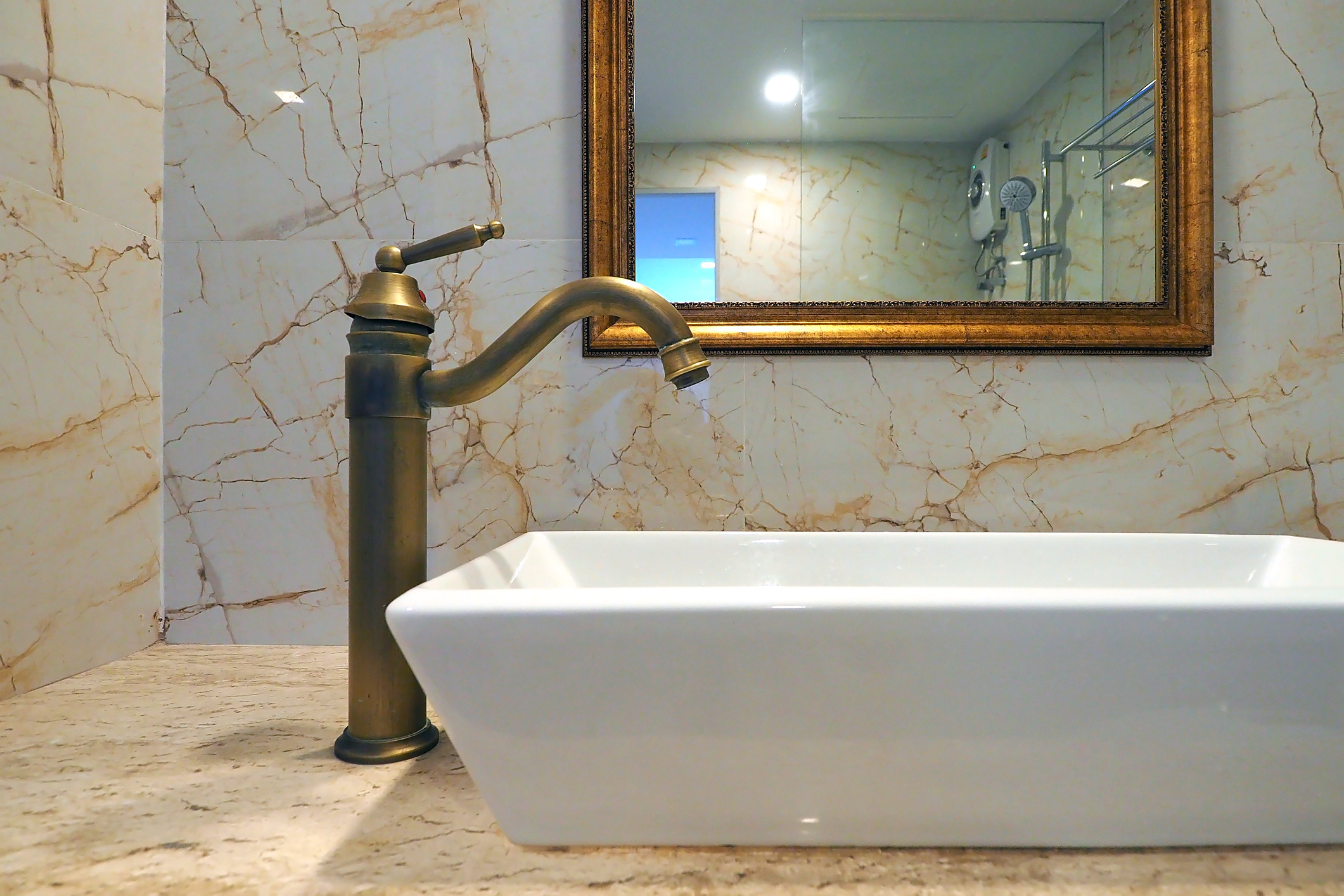 Vo vintage kúpeľni sa uplatnia moderné armatúry so starosvetským dizajnom