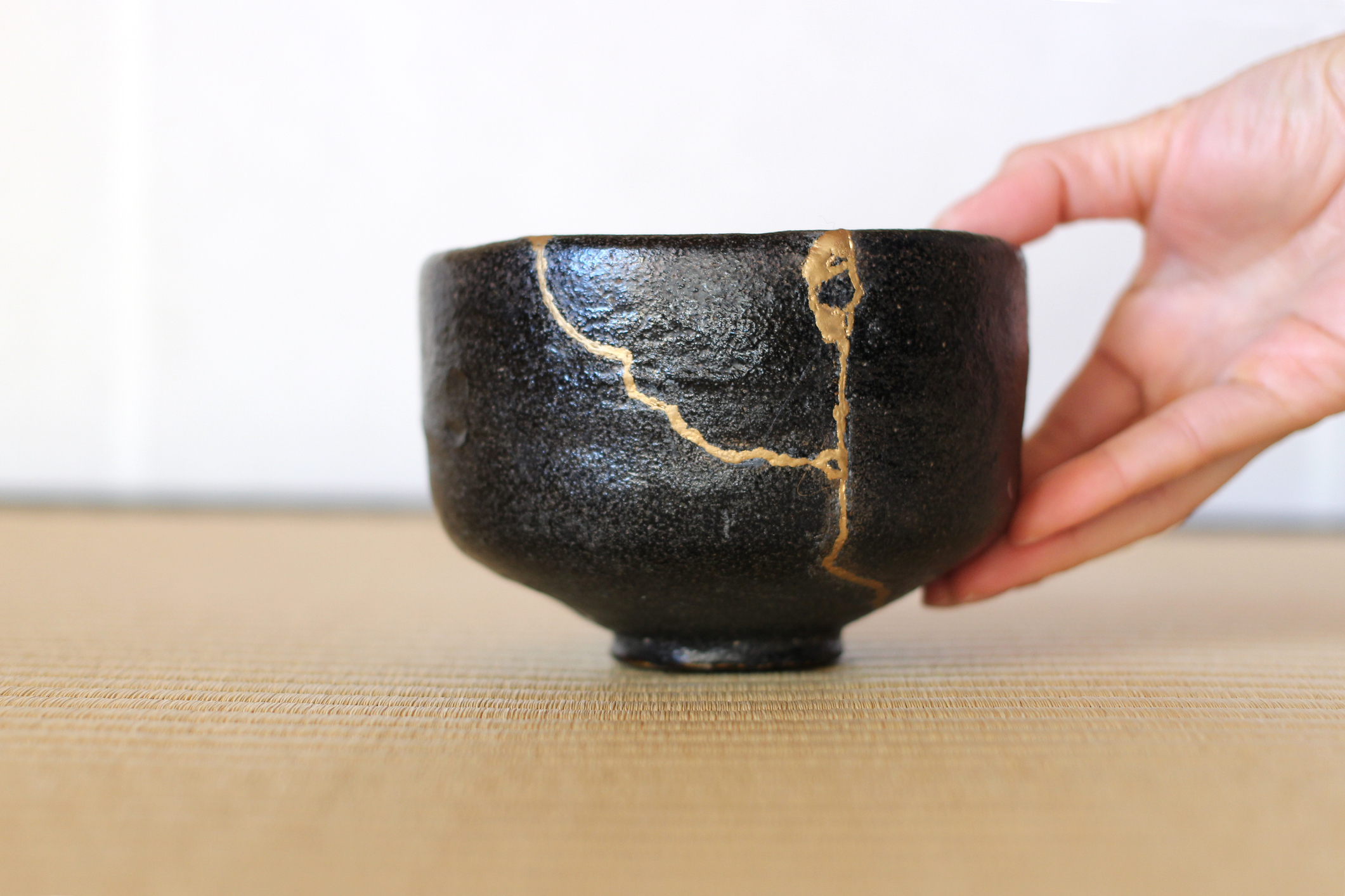 Ukážka japonskej techniky Kintsugi („zlatý stolár“) alebo aj Kintsukuroi („zlatý opravár“) používanej na opravu rozbitej keramiky.