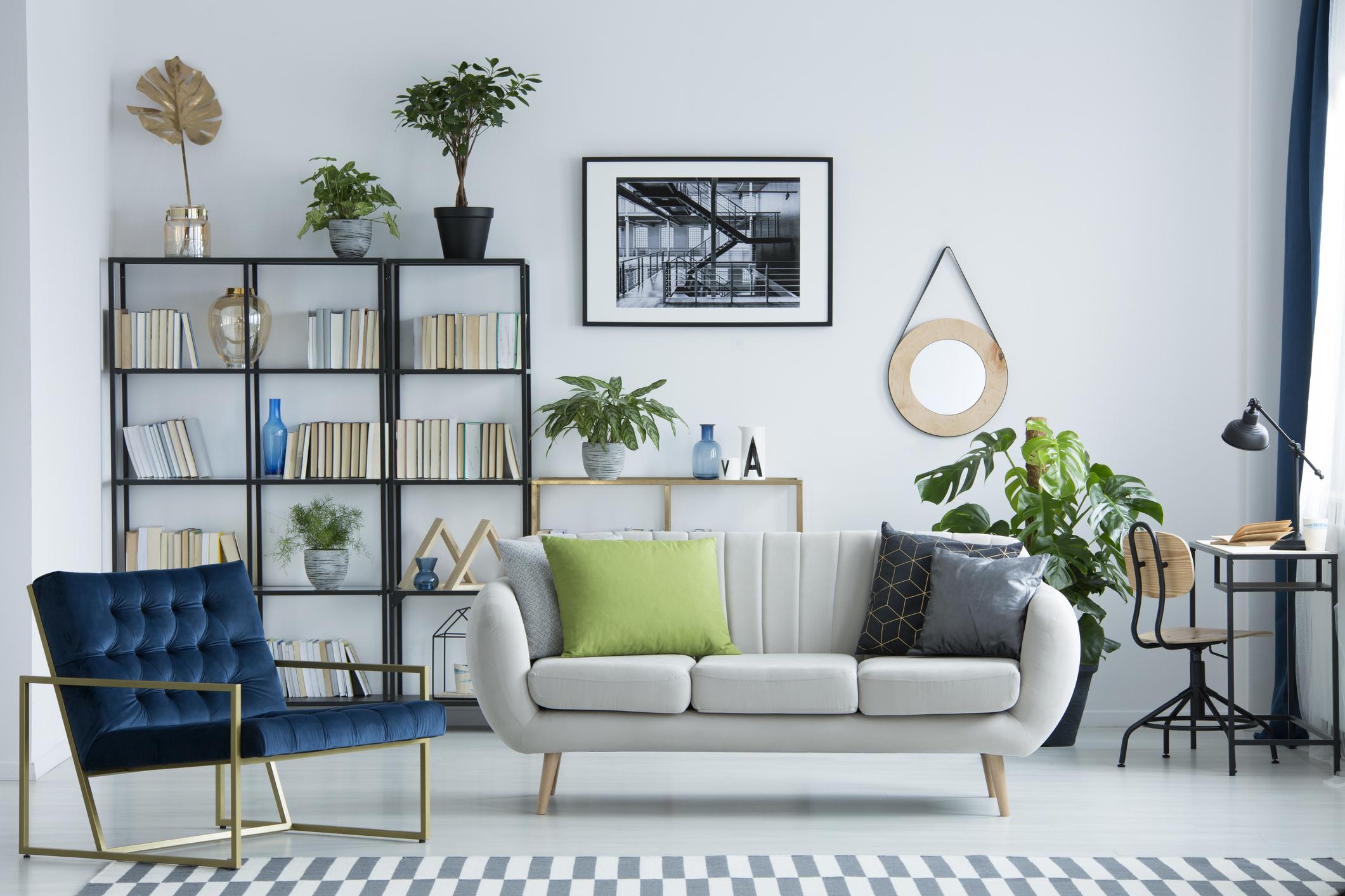 Obývačka so sivou pohovkou a modrým kreslom