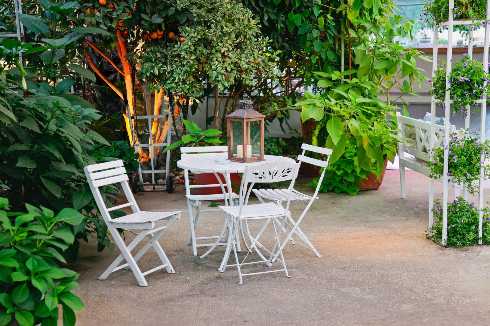 Biele záhradné stoličky a stôl