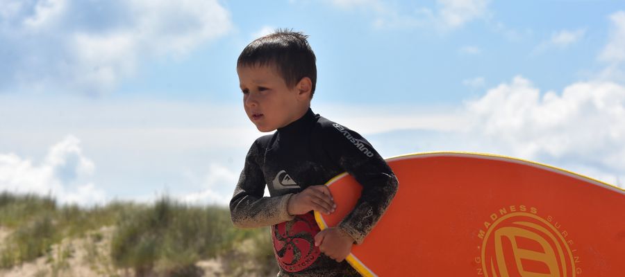 Clases de surf para niños en Escuela Cántabra de Surf Quiksilver & Roxy Clases de surf para niños en Escuela Cántabra de Surf Quiksilver & Roxy