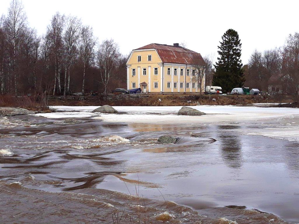 Kolkin kartano jokimaisemassa