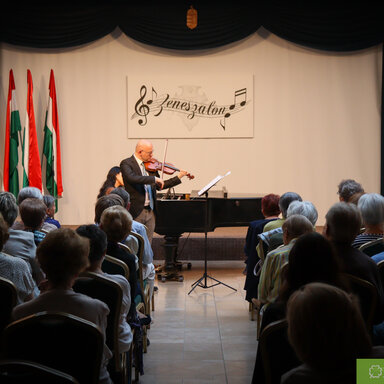 Oláh Vilmos Liszt Ferenc-díjas hegedűművész és Ha Neul Bit zongoraművész. Fotó: Szolnoki Dániel.