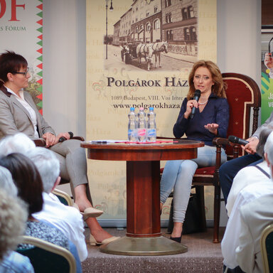 Szabó Anett, Ferencz Orsolya az űrhajózásért felelős miniszteri biztos és Magyari Gábor az űrhajósok kiképzője. Fotó: Szolnoki Dániel.