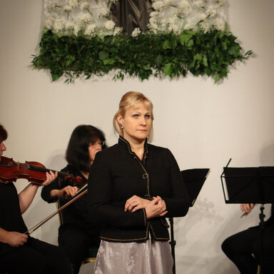 Szakács Ildikó - operaénekes, háttérben a Monarchia Vonósnégyes. Fotó: Szolnoki Dániel.