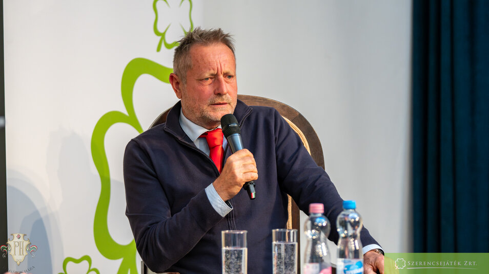 Civil Akadémia: Múlt és jelenidejűség