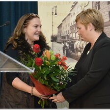 Batthyány-Schmidt Margó köszönti a szerzőt, Polgári Szilviát