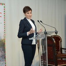 A műsorvezető: Szabó Anett