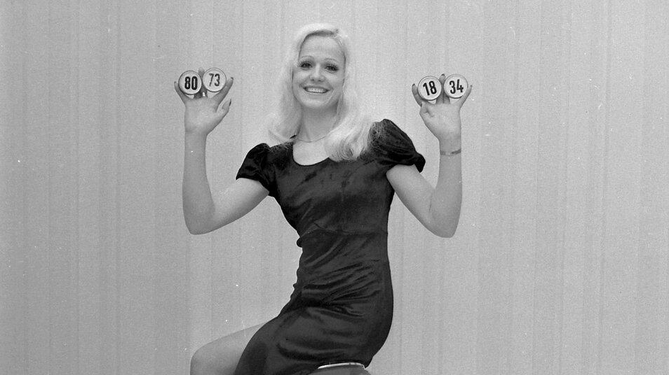 Hullámok taraján - Cserháti Zsuzsa zenés életrajza