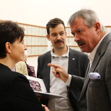 A képen Trznadel Angéla, 'Sigmond Bertalan, a Polgárok Háza Kulturális munkatársa és V. Németh Zsolt