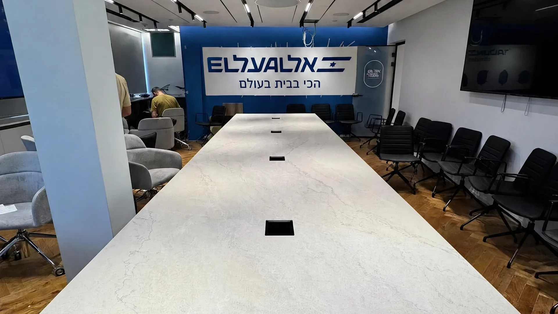 שולחן ישיבות מפורצלן PoloStone בחדר ישיבות