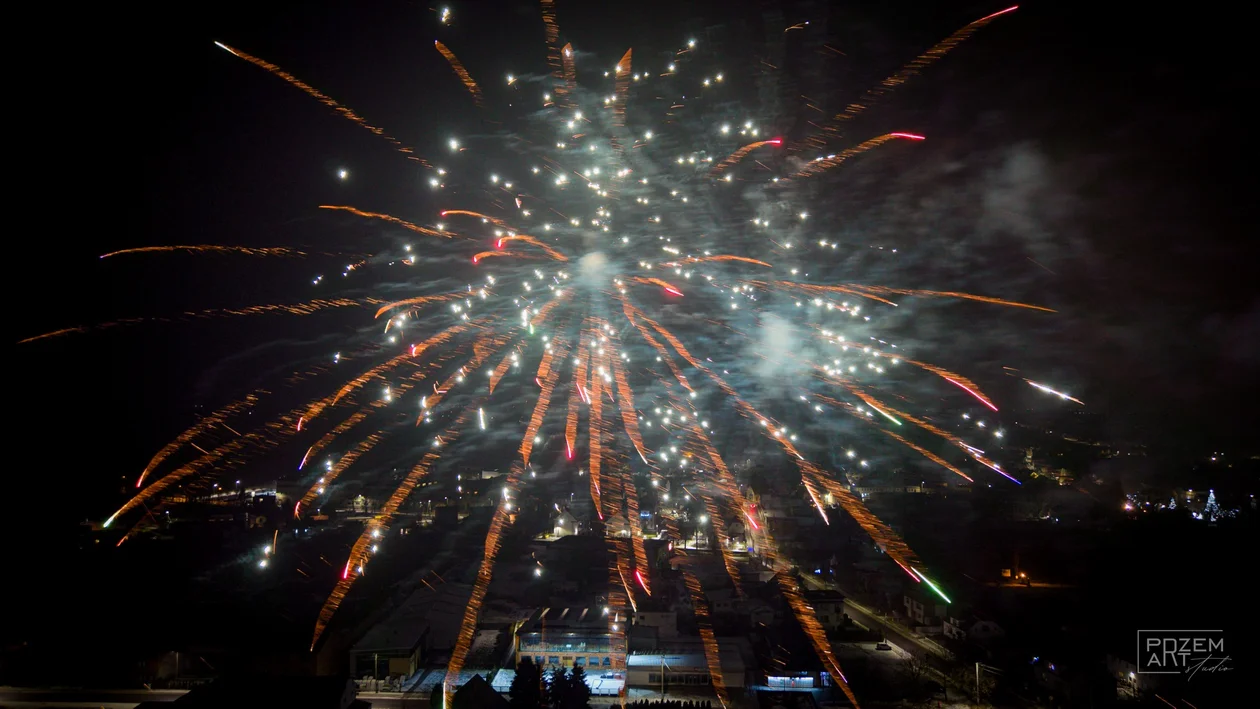 Mieszkańcy powiatu pleszewskiego powitali nowy rok. O północy niebo rozświetliły tysiące kolorowych fajerwerków