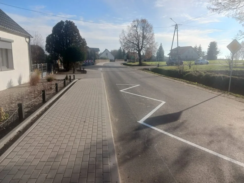 Nowa nawierzchnia, chodniki i przejście na powiatówce w gminie Żerków. Inwestycja z rządowym dofinansowaniem [ZDJĘCIA, SONDA]