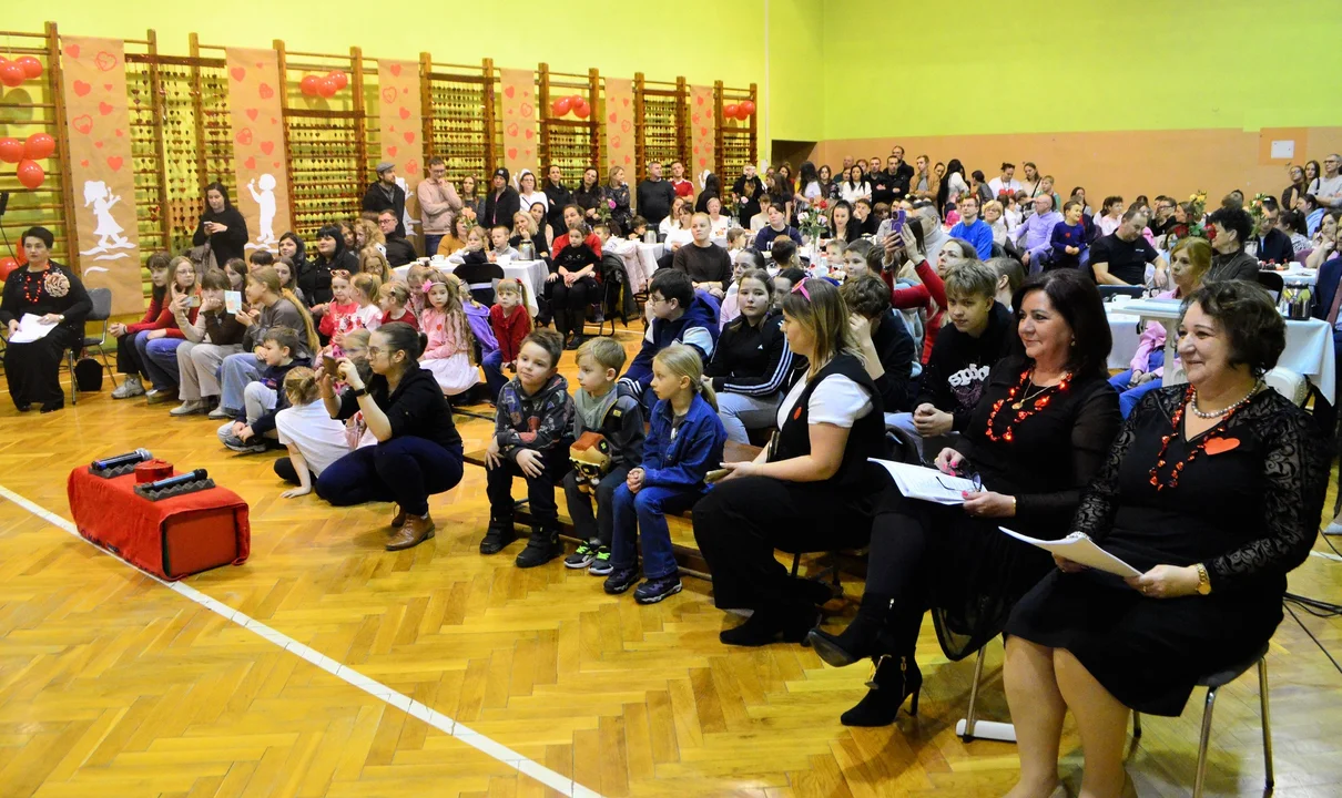 „Zakochana Jedynka”. Tak Szkoła Podstawowa nr 1 w Koźminie Wlkp. powitała przyszłych pierwszoklasistów [ZDJĘCIA]