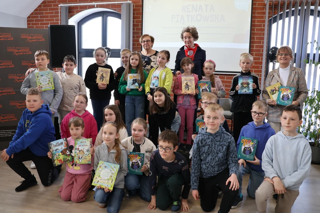 O książkach od kulis. Renata Piątkowska odwiedziła pleszewską bibliotekę [ZDJĘCIA]