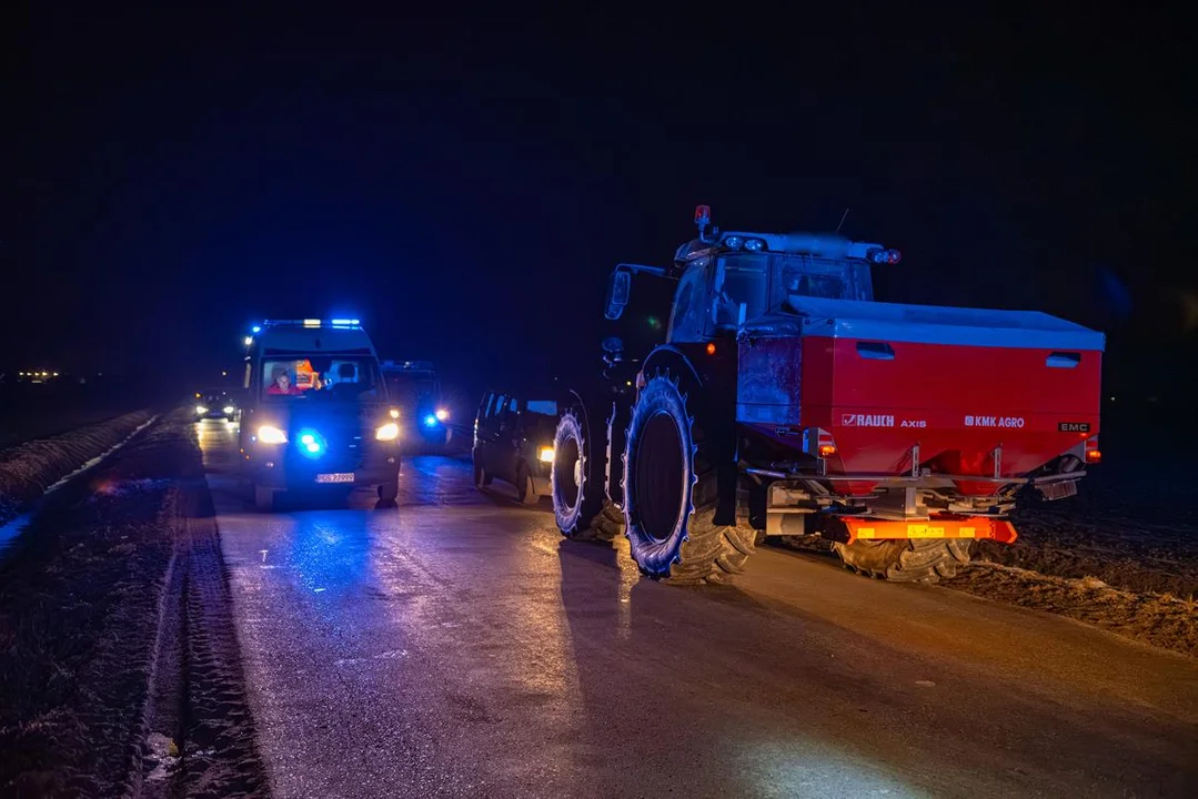 Do groźnie wyglądającego zdarzenia doszło w gminie Jaraczewo, gdzie osobówka zderzyła się z traktorem [ZDJĘCIA]