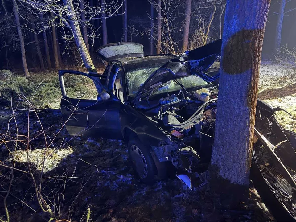 Policyjny pościg za nietrzeźwym kierowcą. Osobówką rozbił się na drzewie