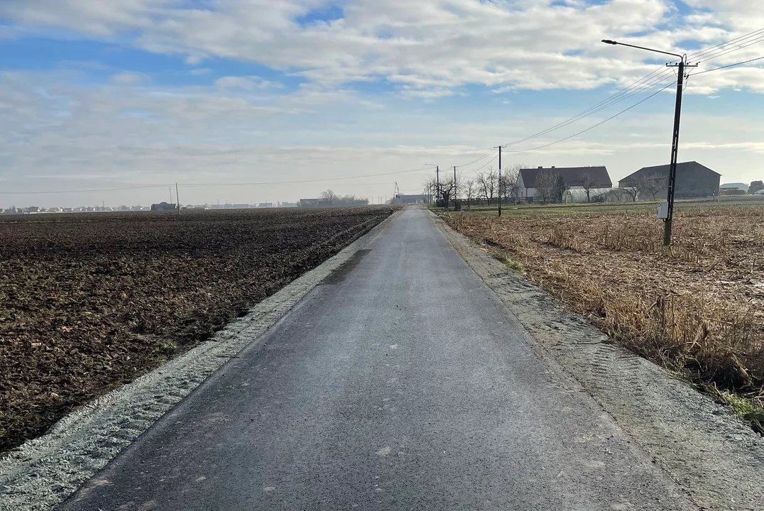 Mieszkańcy i rolnicy mogą już korzystać z nowej drogi. Inwestycja pochłonęła ponad 200 tys. zł