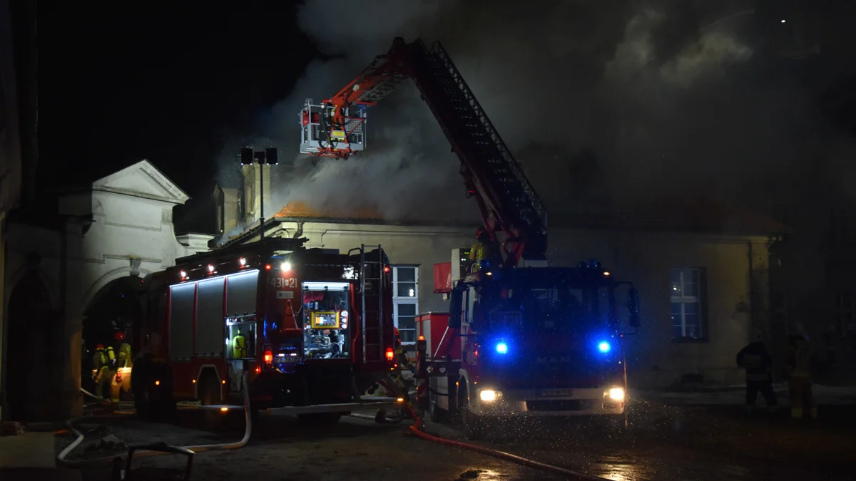 El Palacio Pępowo está en llamas.  Varios cuerpos de bomberos trabajan para extinguir el fuego [FILM]