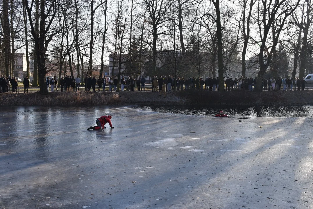 Lód kusi, ale zabija. Krotoszyńskie służby pokazują, jak kończy się wejście na zamarznięty zbiornik [ZDJĘCIA]