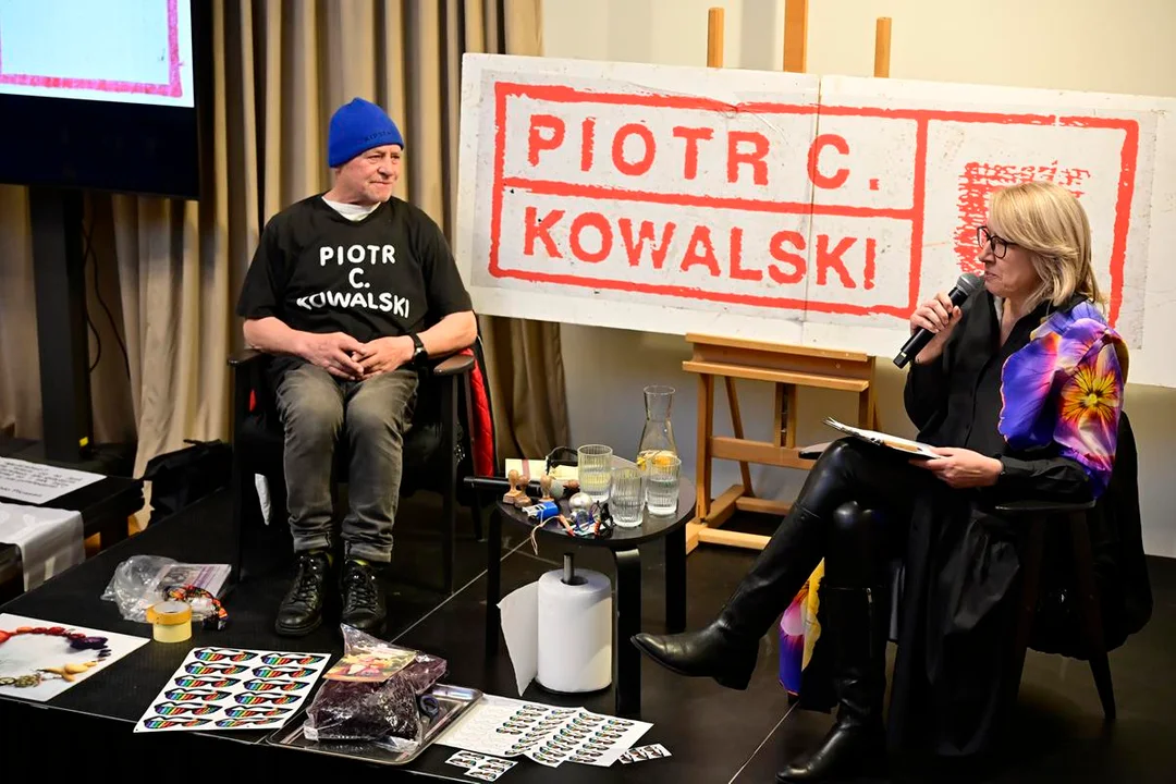 „Trzeba się odważyć”. Piotr C. Kowalski o życiu i sztuce w Muzeum Regionalnym w Jarocinie