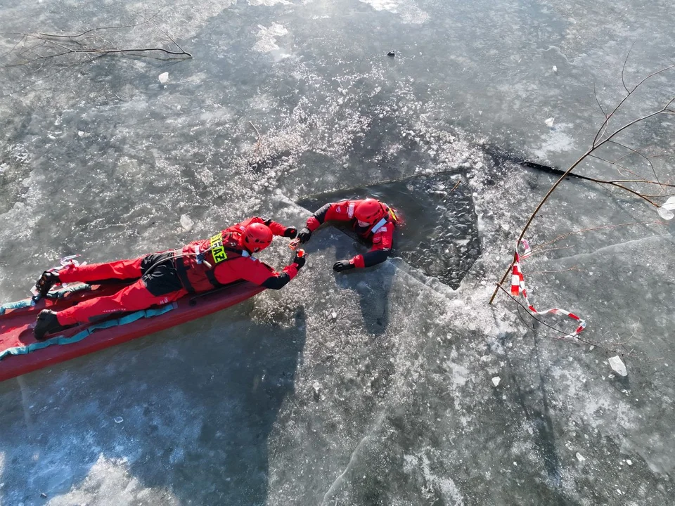 Strażacy na zalewie w Roszkowie. Ostrzegają przed wchodzeniem na lód